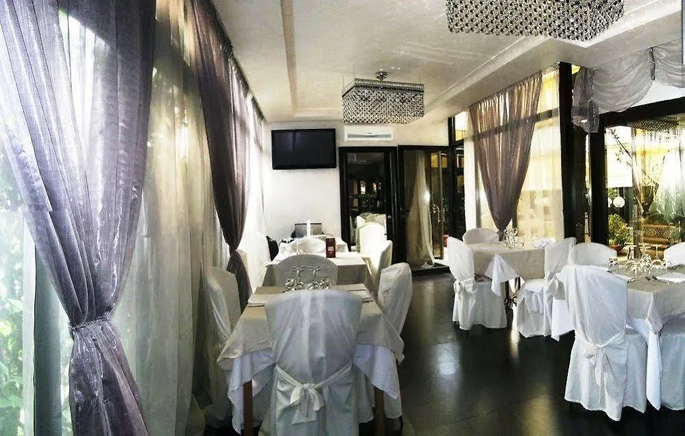 Meeting Hotel كازوريا 3*,